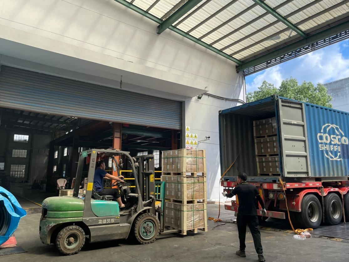 ねじオーダーがロードされ、出荷されている