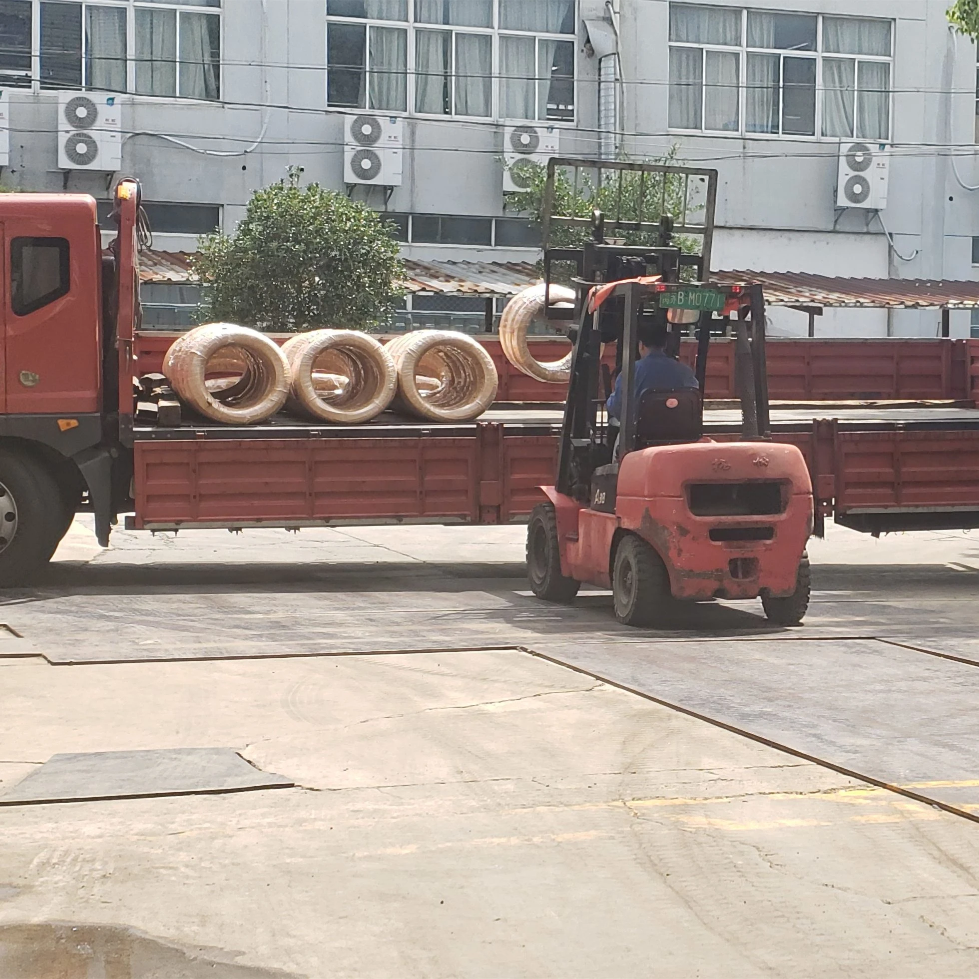 鋼線の注文がロードされ、出荷されています