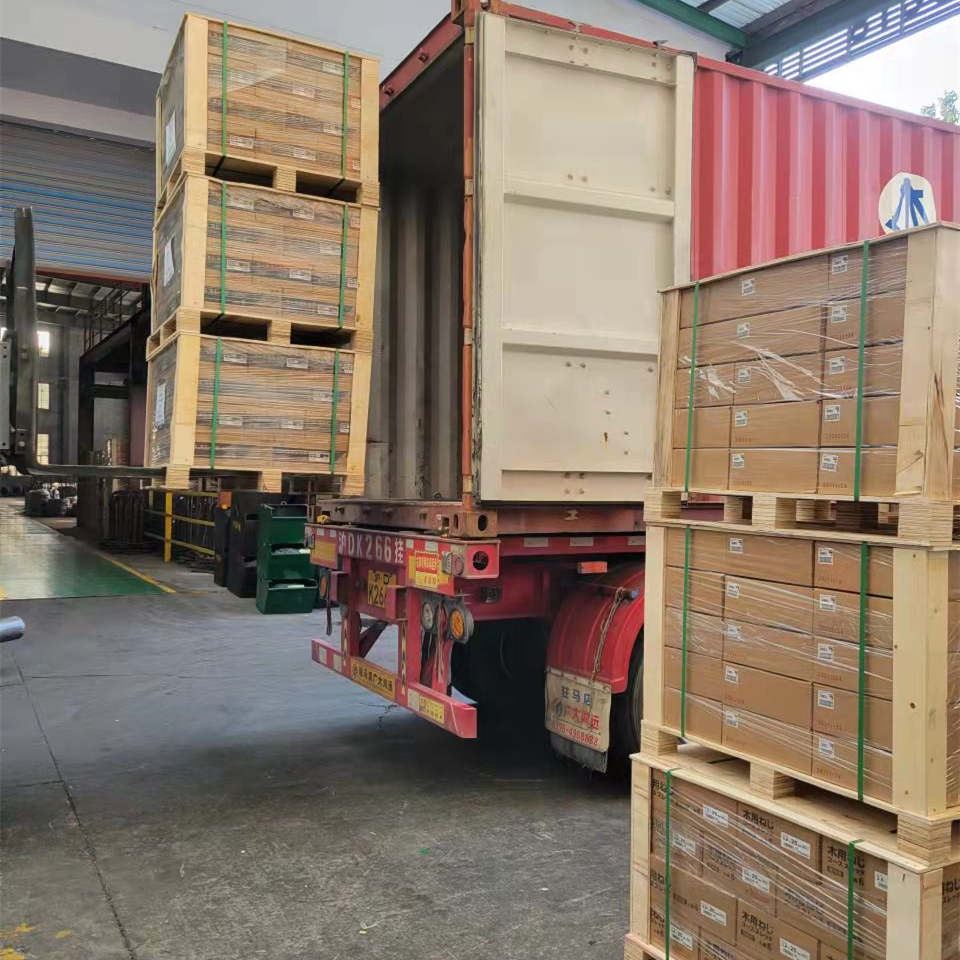 日本の顧客が必要とするスクリュー製品のバッチは梱包されており、後で出荷されます