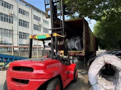 8月25日、ブラジル人のお客様への梱包作業
